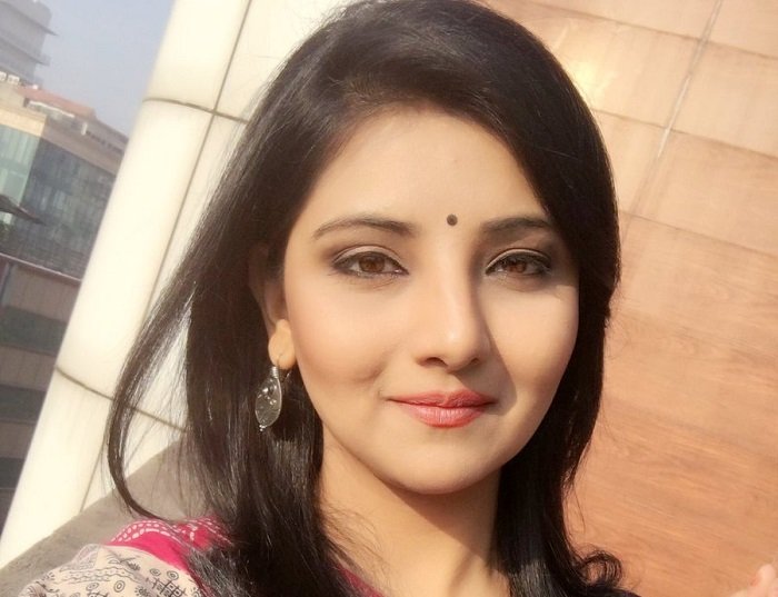 astha kaushik anchor biography wiki age affaris husband income worth salary biodata profile