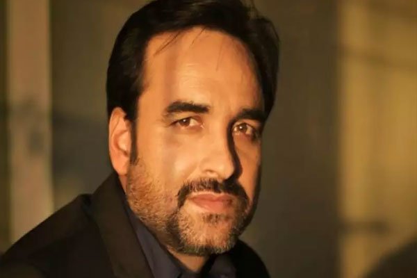 Bollywood star Akshay Kumar expressed his sadness at the demise of Tripathi’s father.