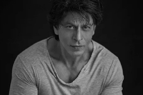 Protesters outside SRK's house demand end to celebrity endorsement of online gaming apps, claiming they mislead the youth.