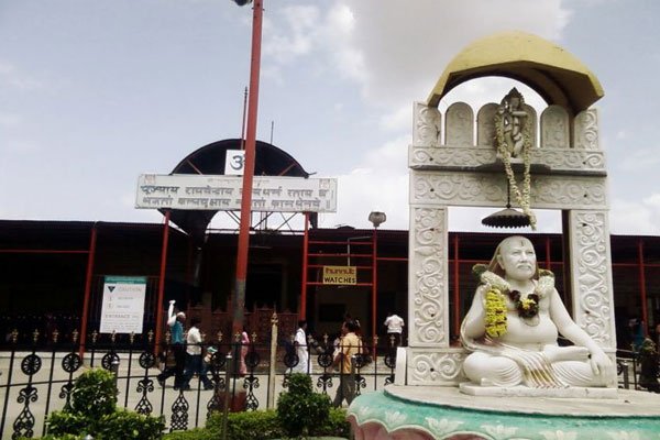 Rishi Sunak’s Parents Visit Sri Raghavendra Swamy Mutt Temple