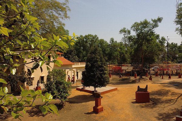 Established in 1901 by Tagore, Santiniketan was a residential school and centre for art based on ancient Indian traditions.