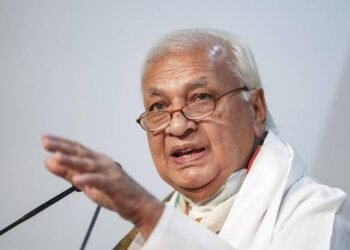 High drama played out in Kollam district in Kerala on Saturday when Governor Arif Mohammed Khan, facing SFI's black flag protest, got off his car, took on the agitating Left student wing members, sat on the roadside and hit out at the Chief Minister