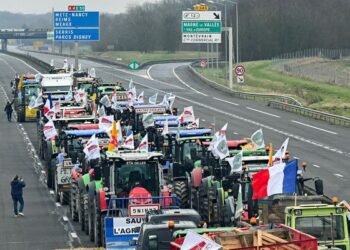BackBack Farmers protest: Dozens 'detained' as ‘Delhi Chalo’ march resumes, police deny claims | 5 points 3 min read 06 Mar 2024, 10:42 PM IST Join usWhatsapp Written By Akriti Anand Protesting farmers resumed their ‘Delhi Chalo’ march on Wednesday, March 6, urging farmers across India to head for Delhi by bus and train. Here's all that happened on Wednesday as the protest resumed.
