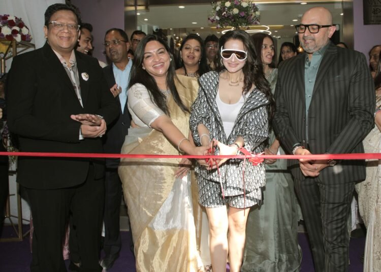 Actress Ameesha Patel Inaugurated the First Flagship Store of Vanior Jewels in Mumbai