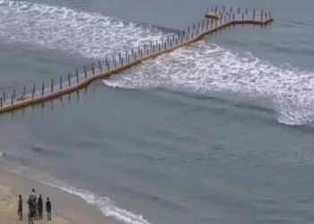 13 people, including two children, were injured on Saturday at Varkala Beach, India, when a large wave overturned the floating bridge they were on. No critical injuries were reported, but a 14-year-old girl remains under observation.
