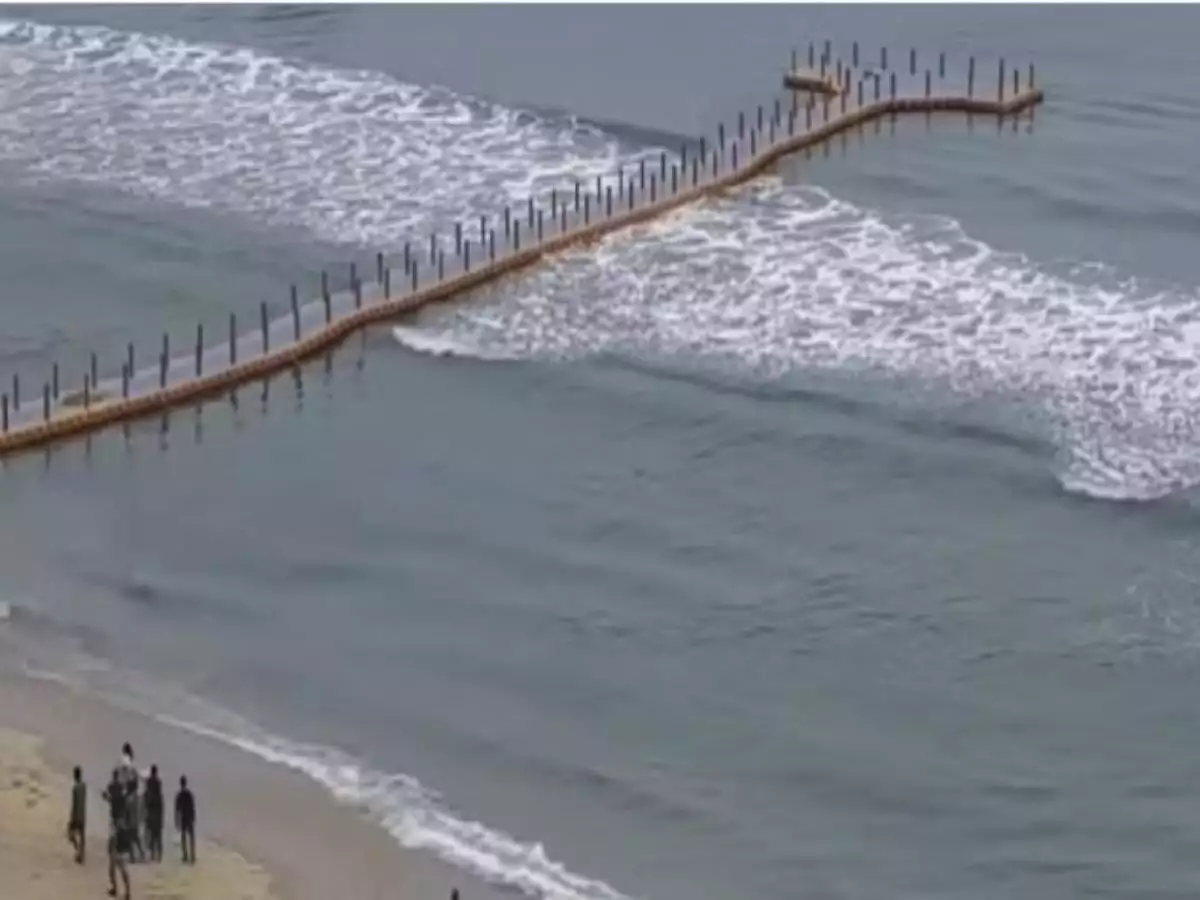 13 Injured as Wave Overturns Floating Bridge at Varkala Beach
